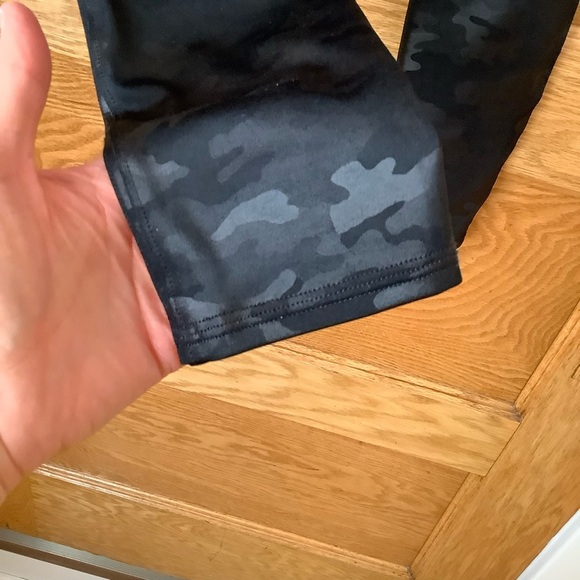 SPANX Black Camo Look At Me Now Seamless Legging Size M - Picture 6 of 12